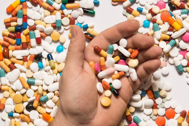 Pilules multiples représentant un traitement médical ou pahrmaceutique ind
 - Photo, image