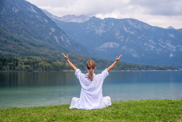 Donna che medita al lago
 - Foto, immagini