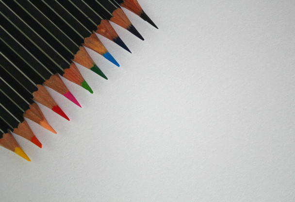 Tekenmaterialen: potloden van verschillende kleuren geïsoleerd op witte achtergrond - Foto, afbeelding