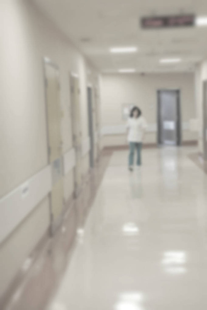 Γιατρών και νοσηλευτών το περπάτημα στο διάδρομο του νοσοκομείου, θόλωση. - Φωτογραφία, εικόνα