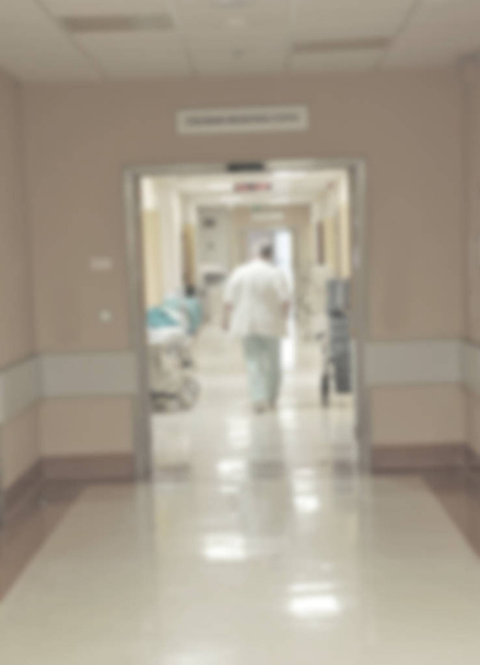 Lekarze i pielęgniarki, chodzenie w korytarzu szpitala, zaburzenia ruchu. - Zdjęcie, obraz