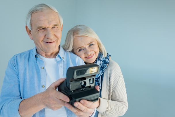 Senior paar met retro camera - Foto, afbeelding