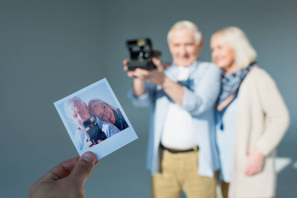 Seniorenpaar mit Retro-Kamera - Foto, Bild