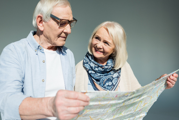 Senior paar met reizen kaart - Foto, afbeelding