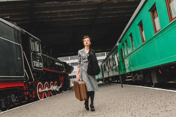 девушка на платформе железнодорожного вокзала
 - Фото, изображение