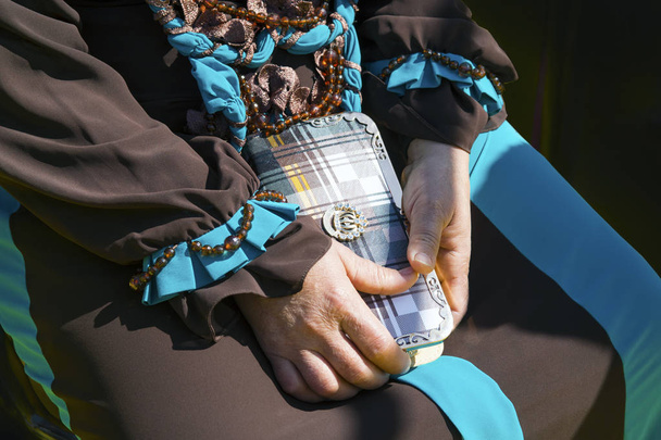 Όμορφη τσάντα στα χέρια της γυναίκας   - Φωτογραφία, εικόνα