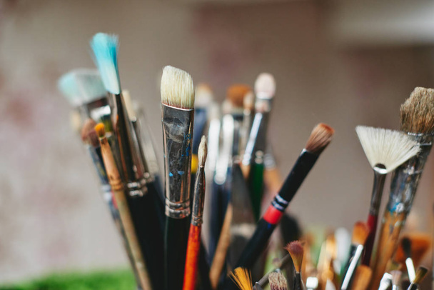 Sanatçı atölye yağlı boya fırçaları - Fotoğraf, Görsel