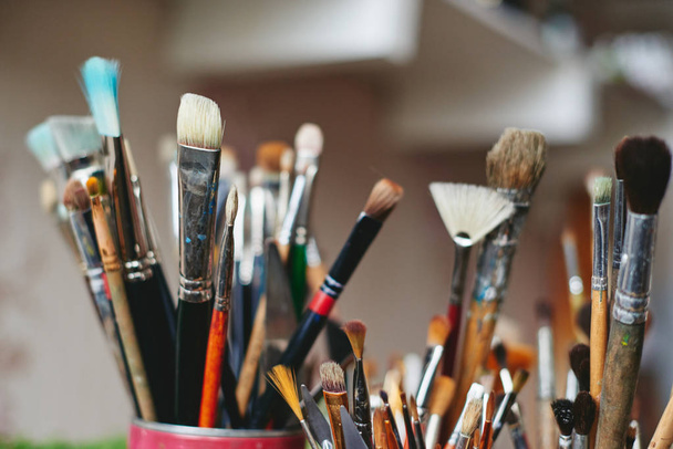 Painting brushes in artist workshop - Foto, afbeelding
