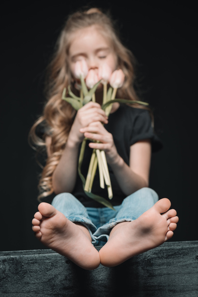 kleines Mädchen mit Tulpen - Foto, Bild