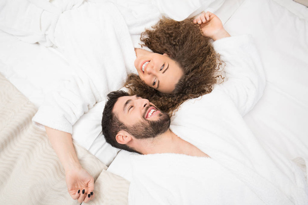 Молодая счастливая пара в постели
 - Фото, изображение