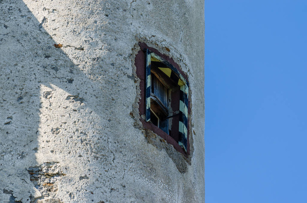 janela da torre do castelo
 - Foto, Imagem
