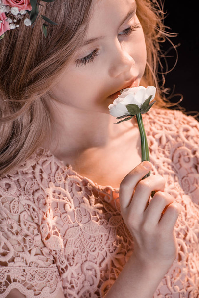 dziewczynka z kwiatem - Zdjęcie, obraz