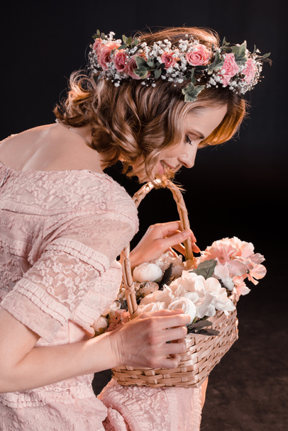 Nainen kukkakorin kanssa
 - Valokuva, kuva