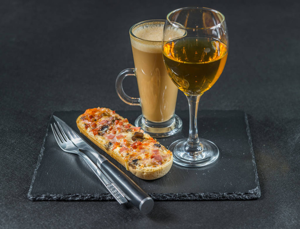 pain croustillant avec fromage fondu, pepperoni, jambon, champignons
 - Photo, image