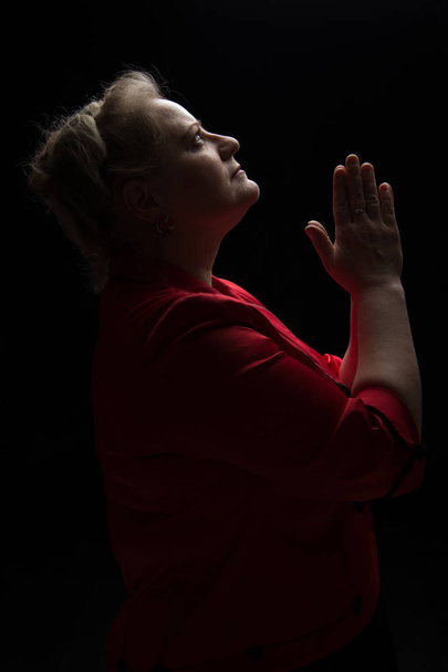 Az imádság, összekulcsolt kezek toget Istenhez kiált felnőtt nő - Fotó, kép