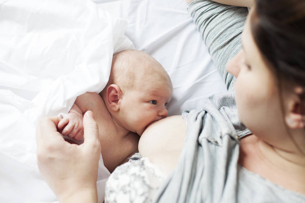 Mother breastfeeding the little baby - Foto, imagen
