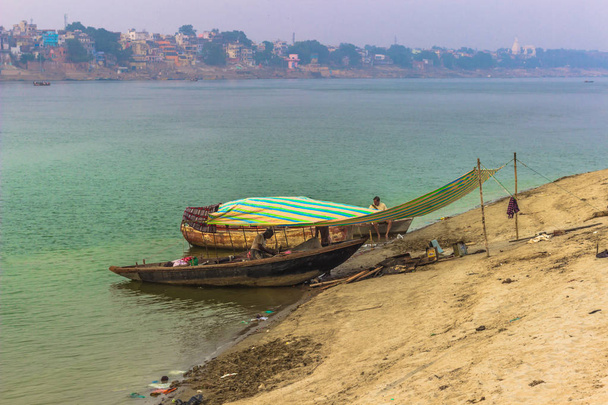 31. lokakuuta 2014: Veneet Varanasin rannikolla, Intiassa
 - Valokuva, kuva