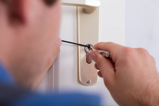Lockpicker Fixing Door Handle  - Φωτογραφία, εικόνα