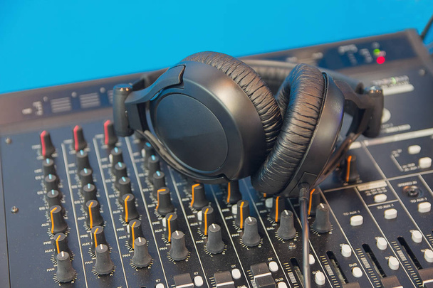 Mélangeur DJ avec boutons et écouteurs noirs. Musique
 - Photo, image