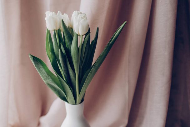white tulips in vase - Foto, imagen