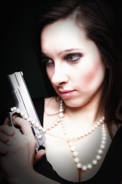 Sexy young woman long hair - gun amd pearl - Foto, imagen