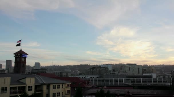 Portland nebo unie timelapse stanice s mraky a modrá obloha při západu slunce - Záběry, video