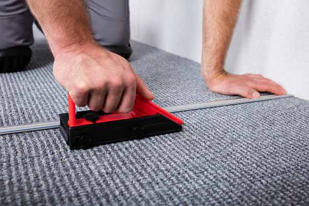 Craftsman Laying Carpet - Фото, изображение