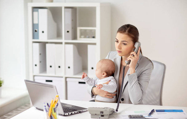Geschäftsfrau mit Baby telefoniert im Büro - Foto, Bild