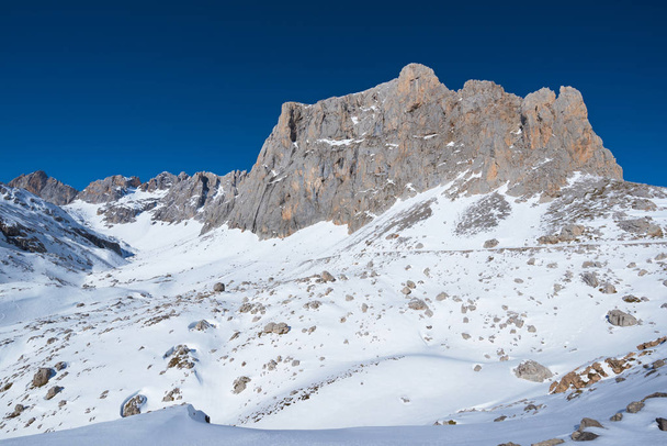 Paysage d'hiver dans les montagnes de Picos de Europa, Cantabrie, Espagne
. - Photo, image