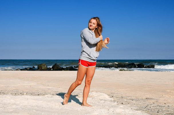Здорова жінка біжить на пляжі, займається спортом на відкритому повітрі, свободою, вакуумом
 - Фото, зображення