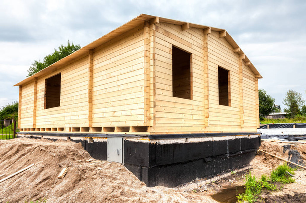Construcción de una nueva casa de madera en el día nublado de verano
 - Foto, Imagen