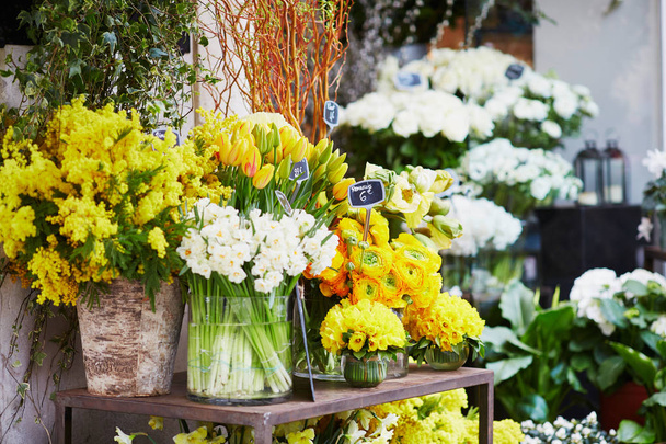 Outdoor flower market in Paris, France - Foto, Imagem