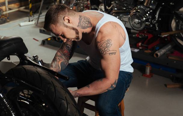 man working in  workshop - Foto, Bild