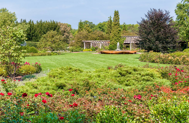 Chicago Botanic Garden, a área de rosas com Rose Petal Fountain, EUA
 - Foto, Imagem