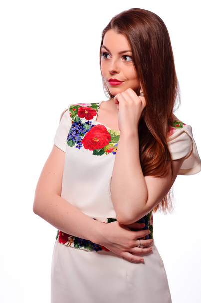 Ukrán lány visel nemzeti, elszigetelt fehér hímzett póló - Fotó, kép