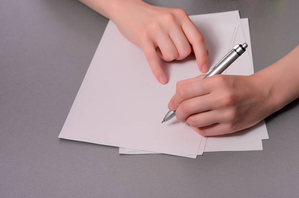 insan eli kalem kağıt ve erase kauçuk ahşap masa arka plan üzerinde yazma ile - Fotoğraf, Görsel