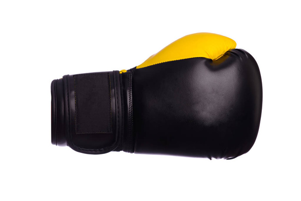 uma luva amarela do boxe em um fundo branco
 - Foto, Imagem