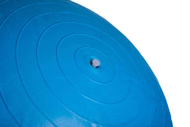 Κοντινό πλάνο του μια μπάλα γυμναστικής μπλε που απομονώνονται σε λευκό φόντο - Φωτογραφία, εικόνα