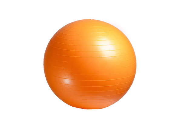 κοντινό πλάνο μια μπάλα πορτοκαλί γυμναστικής που απομονώνονται σε λευκό φόντο - Φωτογραφία, εικόνα