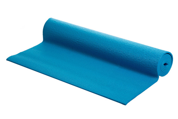 blauwe yoga mat op een witte achtergrond - Foto, afbeelding