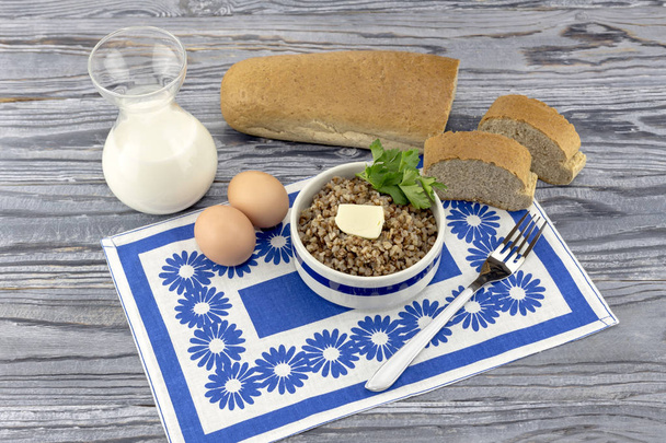 Porridge di grano saraceno sul tavolo
  - Foto, immagini
