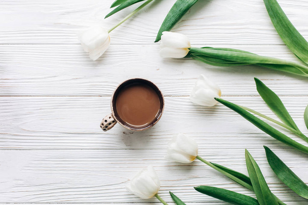 tulipes blanches et tasse à café
 - Photo, image