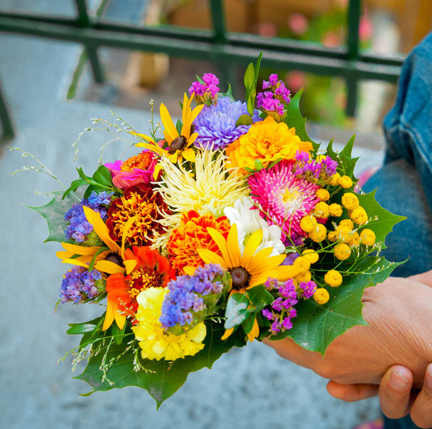  Frauenhand mit einem Strauß Wildblumen - Foto, Bild