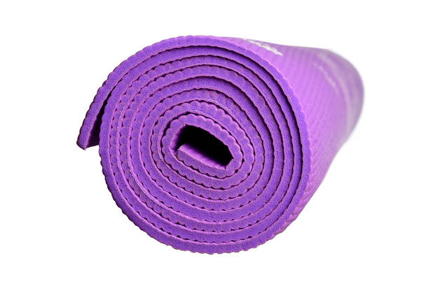 stuoia viola di yoga su uno sfondo bianco
 - Foto, immagini