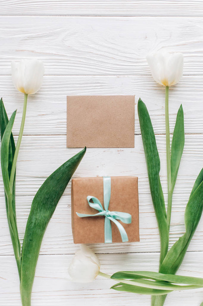 biglietto di auguri, scatola regalo e tulipani
 - Foto, immagini