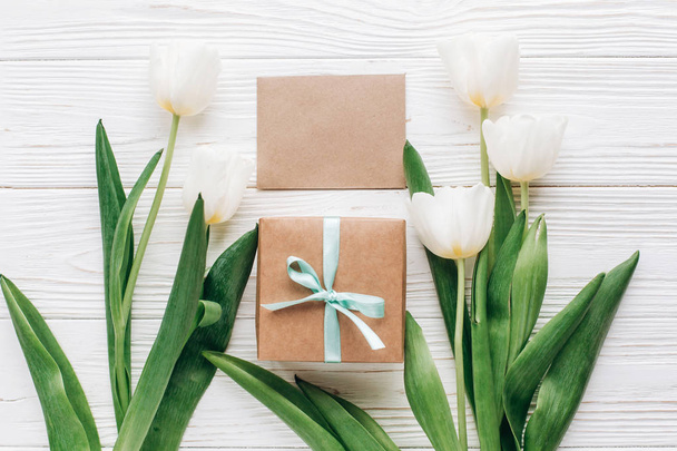 tarjeta de felicitación, caja de regalo y tulipanes
 - Foto, imagen
