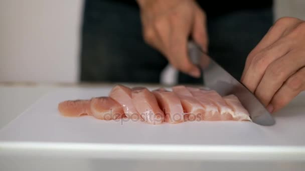  προετοιμασία μαγειρέματος από τον τεμαχισμό στήθος κοτόπουλου - Πλάνα, βίντεο