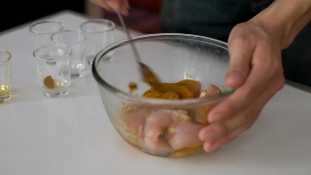 marinate chicken for grill - Footage, Video
