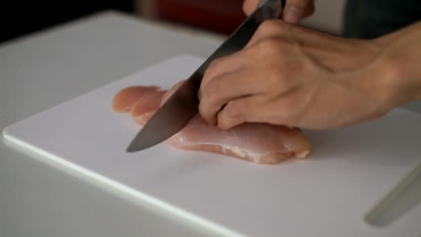 Τεμαχισμού τα κοτόπουλα στην κουζίνα - Πλάνα, βίντεο