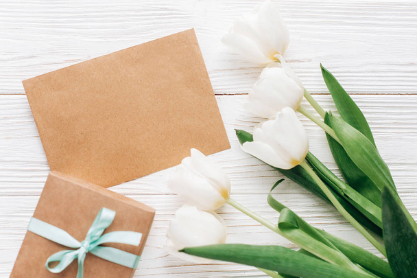 üdvözlés kártya-val tulipán és a jelen - Fotó, kép